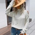 Pull en maille blanc cassé à col roulé avec détails déchirés et épaule dénudée mode - S / Blanc