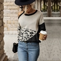 Maglione in maglia leopardata con pannelli beige e neri e spalla scoperta alla moda - S / Cachi