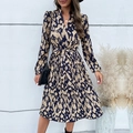 Elegante abito lungo a pieghe con scollo a V, maniche lunghe e stampa astratta - S / Blu Notte