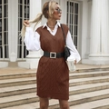 Abito a maglia marrone a trecce con camicia bianca a sbuffo e cintura nera alla moda - S / Marrone Caffè