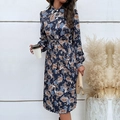 Robe plissée à manches longues bleu foncé avec motif floral orange et col chemise - S / Bleu Marine