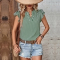 Sommerliches Damen V-Ausschnitt Streifen-Shirt mit Rüschenärmeln in Grün und Weiß - S / Grün
