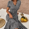 Schwarzes Midikleid mit V-Ausschnitt, Puffärmeln und weißem Gänseblümchen-Druck - S / Schwarz