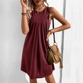Détail d'une robe sans manches bordeaux avec encolure plissée en V et tissu fluide - Bordeaux
