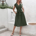Elegantes dunkelgrünes Kleid mit V-Ausschnitt, Kappenärmeln und Bindegürtel für Damen - S / Armeegrün