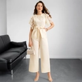 Eleganter beiger Jumpsuit mit Spitzenbesatz, hoher Taille und weitem Beinschnitt - S / Aprikose