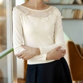 Elegante crème gebreide top met mesh halslijn en 3D-bloemen met parelaccenten - S / Beige