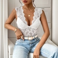 Body élégant en dentelle blanche pour femme avec col en V profond et coupe ajustée sans manches - Blanc