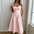 Elegantes rosa Midi-Kleid mit Jacquard-Blumenmuster und rückenfreien Spaghettiträgern - S / Rosa