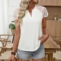 Top in maglia bianca con scollo a V, inserti in pizzo floreale e maniche corte eleganti - S / Bianco