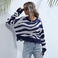 Blauwe gebreide trui met zebraprint en modieuze gescheurde details voor vrouwen - S / Blauw en Wit