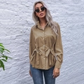 Slim fit khaki damesoverhemd met reverskraag, taillebanden en dubbele zakken voor de herfst - S / Khaki