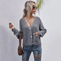 Gilet en maille grise chic à col en V pour femme avec boutons blancs et mouchetures - S / Gris