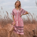 Rosa geblümtes Boho-Kleid mit V-Ausschnitt, kurzen Ärmeln und weißer Quastenkordel - S / Rosa