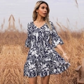 Kurzes V-Ausschnitt Kleid mit dunkelblauem Tropenprint und Kordelzug-Taille - L / Königsblau