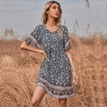 Boho-Sommerkleid mit V-Ausschnitt und ethnischem Muster in Blau- und Rosatönen - S / Königsblau