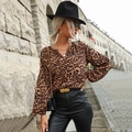 Elegante blusa de gasa con estampado de leopardo, escote en V y mangas abullonadas - S / Caqui