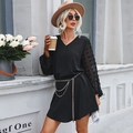 Elegantes schwarzes V-Ausschnitt Minikleid mit Netz-Punkten Ärmeln und goldener Gürtelkette - S / Schwarz