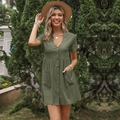Abito corto in cotone lino verde militare con scollo a V, bottoni frontali e tasche applicate - S / Verde