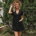 Abito corto nero da donna in cotone e lino con scollo a V e bottoni in legno naturali - S / Nero