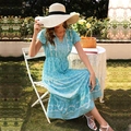 Hellblaues Boho-Blumenkleid mit V-Ausschnitt, kurzen Ärmeln und Stufenrock-Design - S / Hellblau
