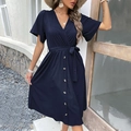 Elegantes marineblaues V-Ausschnitt Kleid mit Taillenband und Knöpfen für den Sommer - S / Marineblau