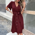 Weinrotes Kleid mit V-Ausschnitt, Flatterärmeln und Bindegürtel in Außenaufnahme - S / Burgunderrot