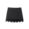 Mini-jupe noire avec bordure élégante en dentelle de cils et tissu poli minimaliste - XS / Noir