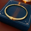 Bracciale rigido dorato aperto con design a spirale e pavé di zirconi su base blu - 2 Braccialetti - Oro (placcato Oro Vero)
