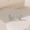 Eleganti orecchini a lobo a forma di fiocco con finitura argento lucido - Orecchini a Bottone a Fiocco / Colore acciaio
