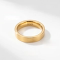 Vista dettagliata di un anello in acciaio al titanio satinato dorato con punzone interno 999 - n.5 / 4mm Plain Style (999 Steel Stamp) / Oro