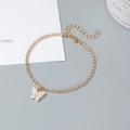 Élégante chevillère dorée avec des strass brillants et un pendentif papillon blanc - Or-Blanc