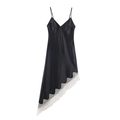 Détail d'une robe nuisette en satin noir avec dentelle de cils blanche raffinée au bas - Noir