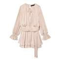 Dettaglio di abito plissettato beige con polsini a volant e design in vita avvolgente - XS / Rosa