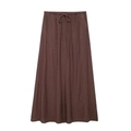Détail d'une jupe longue marron foncé à texture verticale, taille élastique et cordon - Jupe Café