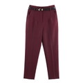 Détail du pantalon bordeaux à taille haute avec fine ceinture noire et boucle dorée - XS / Bordeaux