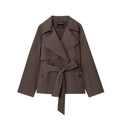 Detailopname van donkerbruine korte trenchcoat met dubbele rij knopen en tailleband - XS / Grijs Koffie