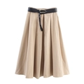 Khaki Faltenrock in A-Linie mit schwarzem Ledergürtel und goldener Dreieckschnalle - XS / Khaki