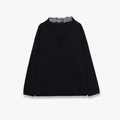Dettaglio di un elegante top in maglia nera a maniche lunghe con pizzo delicato sullo scollo V - S / Nero