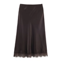 Dettaglio di elegante gonna midi in raso marrone scuro con bordo in pizzo raffinato - Marrone