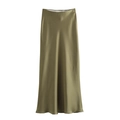 Dettaglio della gonna lunga a vita alta in raso di seta verde oliva con drappeggio elegante - XS / Verde Tè