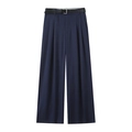 Dettaglio dei pantaloni a gamba larga blu navy con pieghe eleganti e cintura nera in vita - XS / Blu