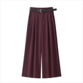 Dettaglio dei pantaloni larghi bordeaux a vita alta con cintura nera e fibbia argento - XS / Borgogna
