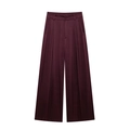 Detail einer weinroten Hose mit hoher Taille, eleganten Falten und fließendem Stoff - Weinrote Hose