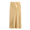 Vue détaillée de la texture satinée champagne et de l'éclat soyeux de la jupe midi trapèze - XS / Jaune Oie