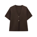 Dettaglio del cardigan marrone scuro con scollo a V e due bottoni metallici dorati - S / Marrone