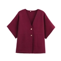 Dettaglio del cardigan bordeaux con scollo a V, due bottoni e l'etichetta taglia M - S / Borgogna