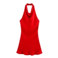 Vista detallada del vestido halter de satén rojo con un elegante cuello tipo capucha - Rojo