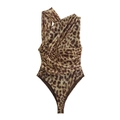 Detail eines Bodysuits mit Leopardenmuster, Ein-Schulter-Ausschnitt und Plisseestoff-Textur - S / Leopardenprint