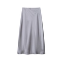 Dettaglio della gonna midi in raso argento con trama liscia e taglio a trapezio a vita alta - XS / Grigio chiaro